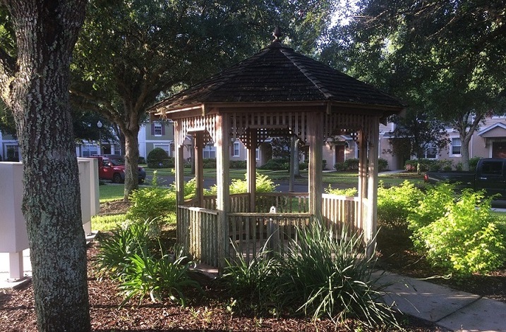 Charming shopping and dining area near Lake Reams Townhomes