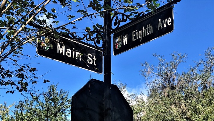 w 8th Avenue Street Sign